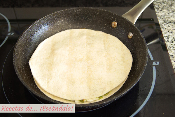 Hacer receta de quesadillas mexicanas de pollo y queso con verduras y aguacate
