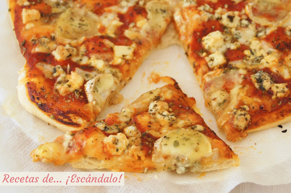 Pizza 4 quesos con masa de pizza casera