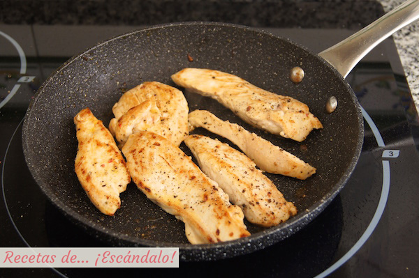 Pollo salteado para las quesadillas mexicanas caseras