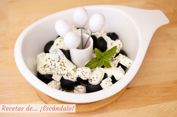 Como aliñar aceitunas al estilo griego, con tzatziki y queso feta