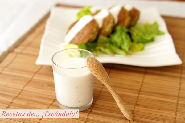 Como preparar salsa de yogur casera, ideal para ensaladas, kebab, falafel