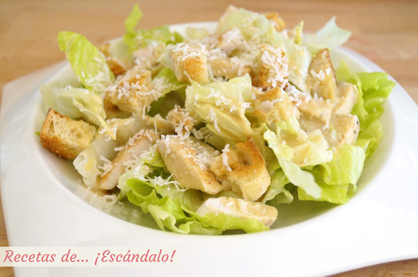 Ensalada cesar con pollo y salsa cesar casera, la receta original