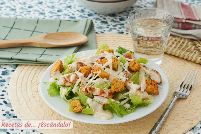 Ensalada césar con pollo y su salsa casera. Receta e ingredientes