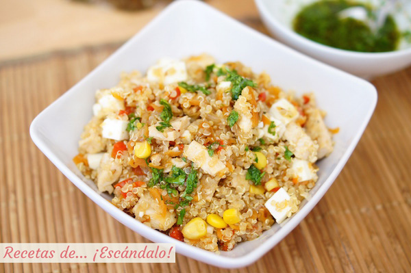 Ensalada de quinoa con verduras, pollo y aliño thai