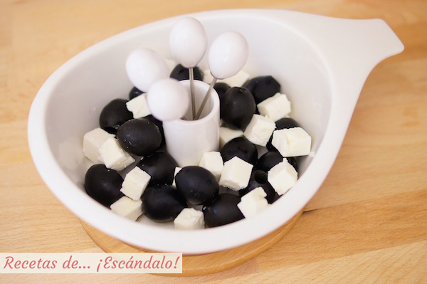 Elaborando las aceitunas al estilo griego con queso feta