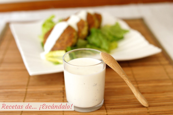 Receeta de salsa de yogur casera, ideal para ensaladas, kebab, falafel