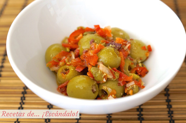 Receta de aceitunas alinadas con vinagreta de mostaza y pimiento rojo