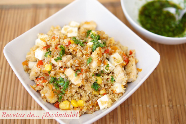 Receta de ensalada de quinoa con verduras, pollo y aliño thai