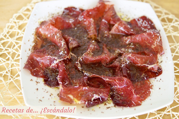 Cecina de leon con chocolate, queso y aceite de oliva, receta