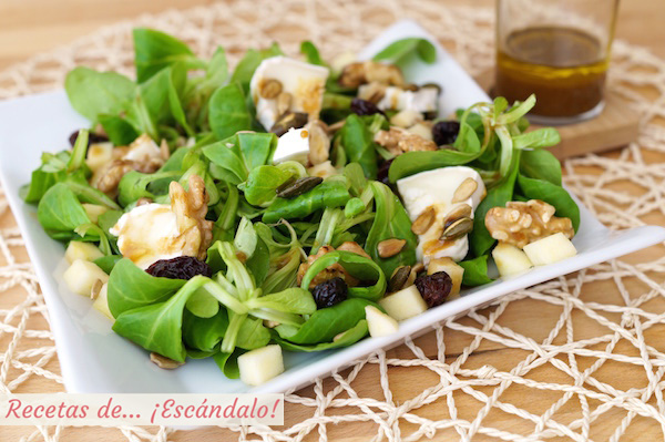 Ensalada de canonigos con queso de cabra, frutos secos y vinagreta de miel