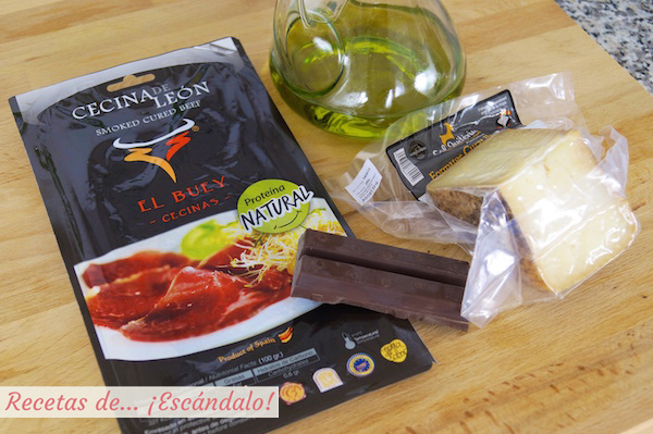 Ingredientes para preparar cecina de leon con chocolate, queso y aceite de oliva