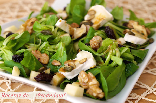 Receta de la ensalada de canonigos con queso de cabra, frutos secos y vinagreta de miel
