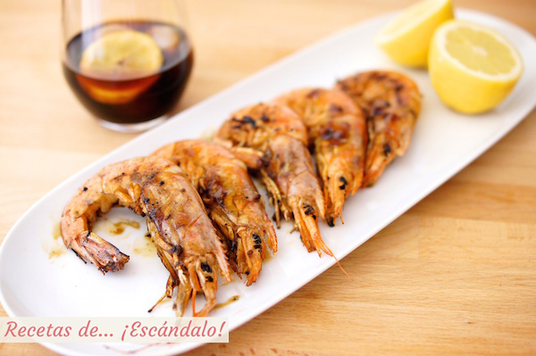 Langostinos o gambones a la plancha con limon y sal