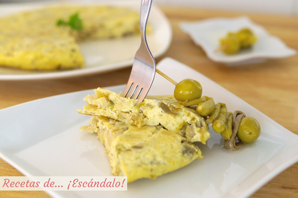 Tortilla de bacalao acompanada de gildas, receta vasca