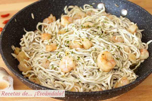 Como hacer gulas al ajillo con gambas