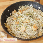 Gulas al ajillo con gambas