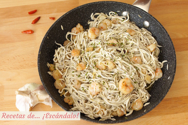 Receta de gulas al ajillo con gambas