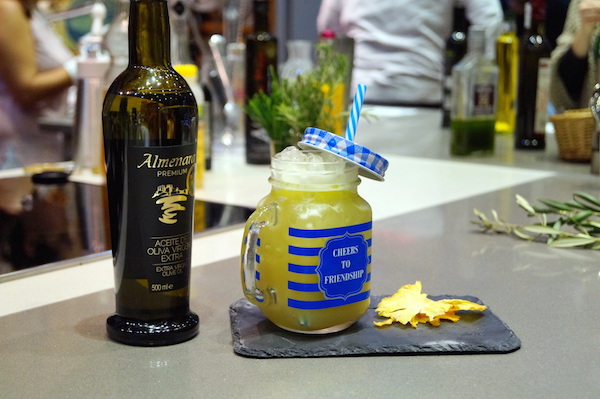 Cocktail sin alcohol con piña y aceite qvextra