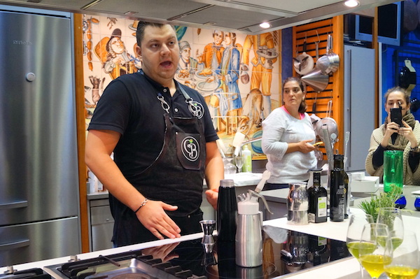 Cocteles con Gerardo Belanzauran de tagora cocktail bar