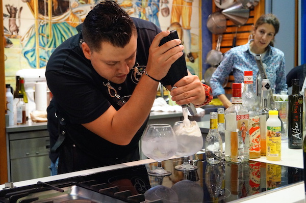 Elaborando gintonic con aceite