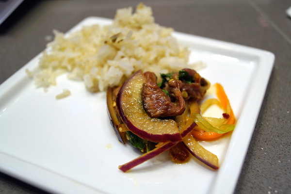 Salteando arroz al mas puro estilo asiatico