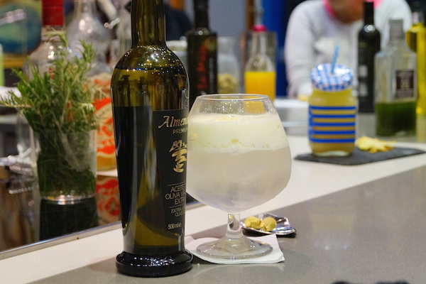 Gintonic con espuma de mango, mandarina y aceite qvextra