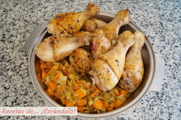 Los muslos de pollo y la verdura ya están listos para cocerse en la olla