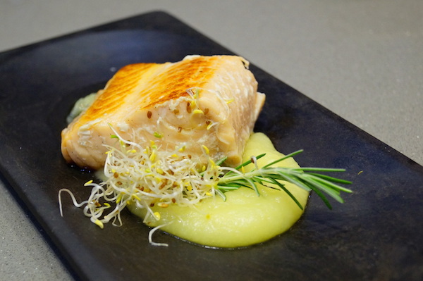 Salmon confitado a baja temperatura con pure de manzana