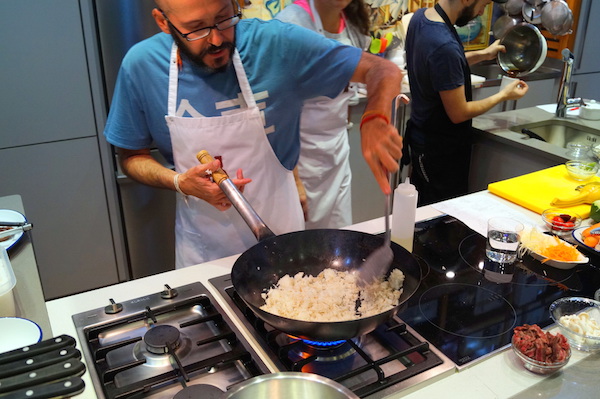 Salteando arroz al mas puro estilo asiatico