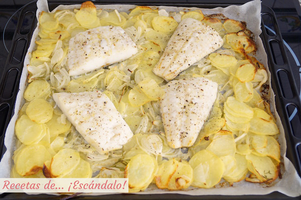 Asado de bacalao al horno con patatas y cebolla
