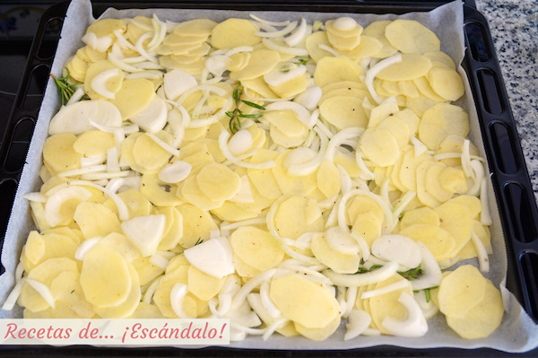 Patatas y cebollas para el asado de bacalao