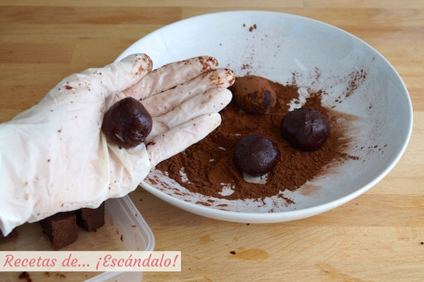 Elaborando las trufas de chocolate
