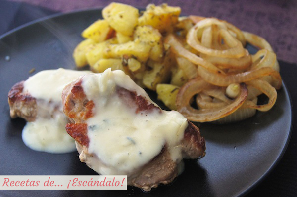 Receta de solomillo de cerdo con salsa roquefort, patatas y cebolla
