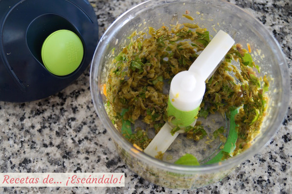 Albahaca, anchoas y alcaparras picadas