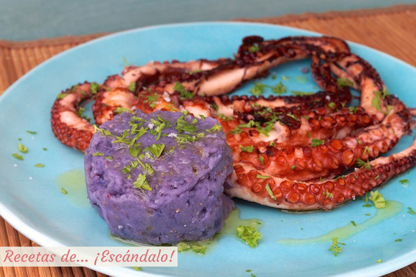 Pure de patata morada y pulpo a la plancha