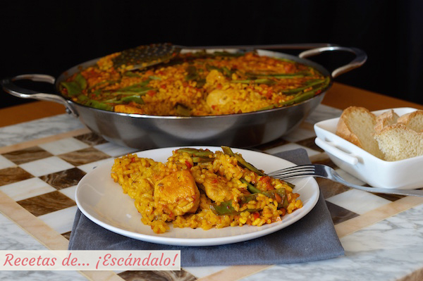 Arroz con pollo o paella de pollo, receta tradicional