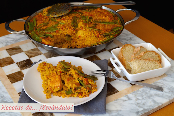 Paella de arroz o arroz con pollo tradicional