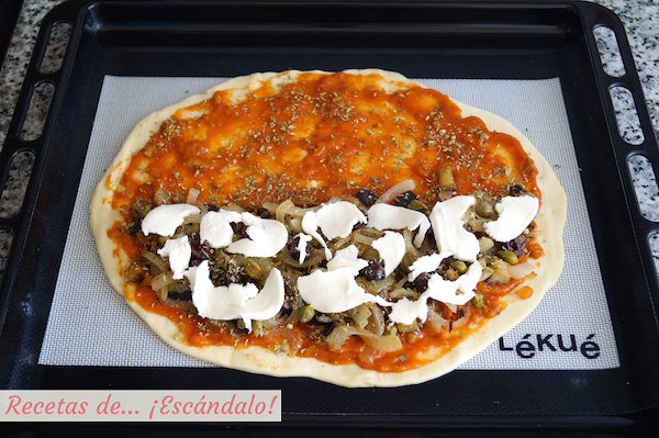 Pizza calzone con queso mozzarella