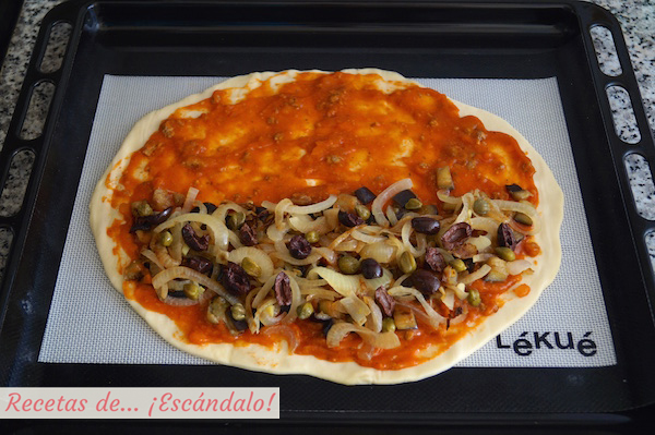 Pizza calzone con salsa bolonesa y verduras