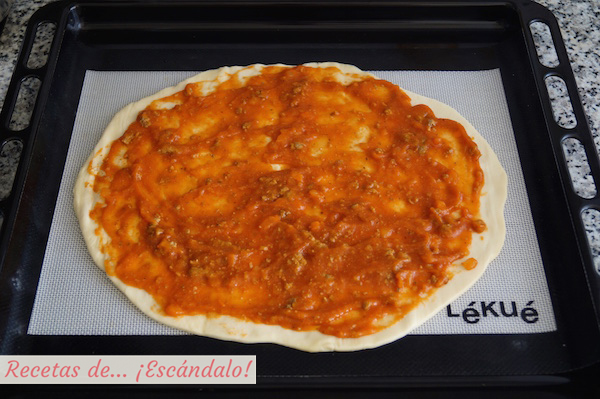 Pizza calzone con salsa bolonesa