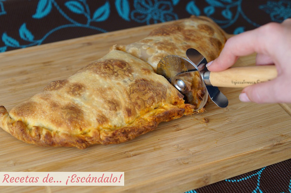 Pizza calzone con verduras y salsa bolonesa
