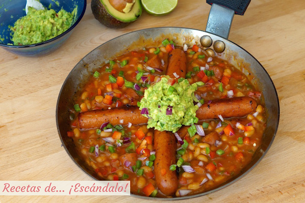 Receta de salchichas con frijoles y guacamole al estilo mexicano