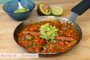 Salchichas con frijoles y guacamole. Receta de estilo mexicano