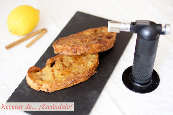 Torrijas de pan caramelizadas con soplete