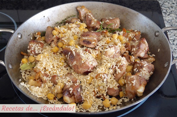 Arroz al horno con costillas, panceta y garbanzos