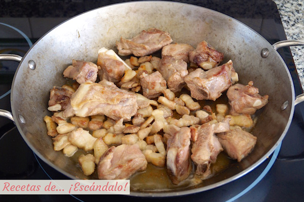Costillas de cerdo y panceta para el arroz al horno
