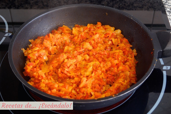 Pimiento rojo y cebolla para la empanada de atun