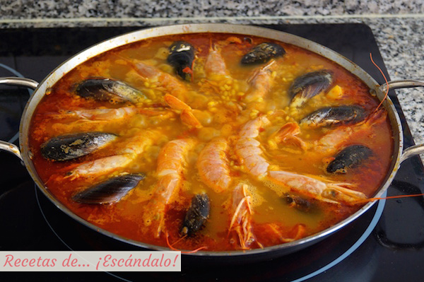 Paella de marisco con sepia, almejas, mejillones y gambas