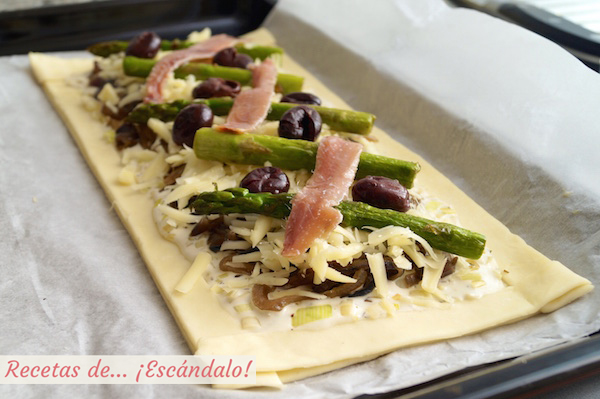 Tarta de hojaldre con esparragos y anchoas