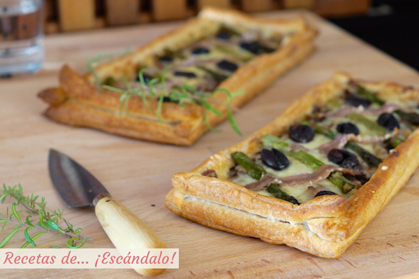 Tarta de hojaldre salada con esparragos y anchoas